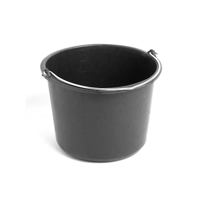Svart plastspann med metallhandtag, inre gradering synlig.