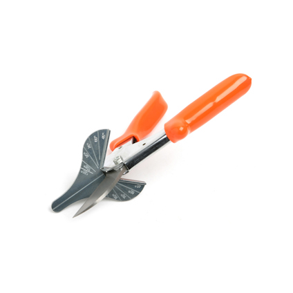 Sax med orange handtag och graderad skala på bladen för att mäta vinklar.
