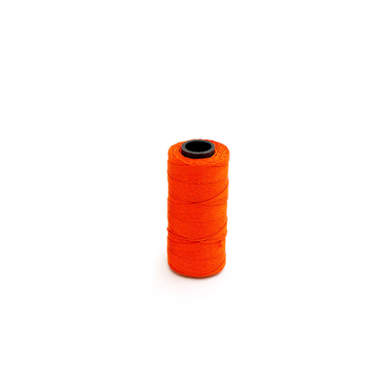 Orange rulle murarsnöre med svart kärna på vit bakgrund.