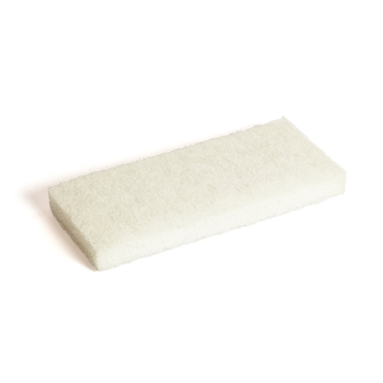 Vit skurblock med rektangulär form och texturerad yta på en ljus bakgrund.