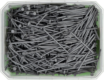 Låda med många lösa spikar i metall.