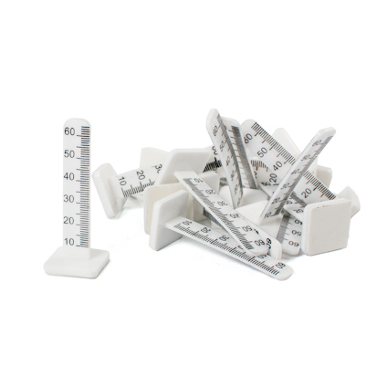 Vita nivåmarkörer med svarta graderingar och siffror, staplade och utspridda.