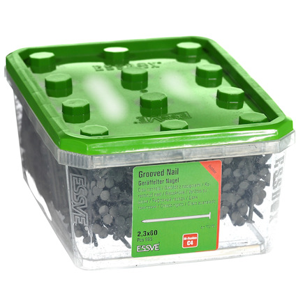 Plastlåda med grönt lock innehållande räfflade spikar, märkning "2,3x60, Essve" och text på flera språk.